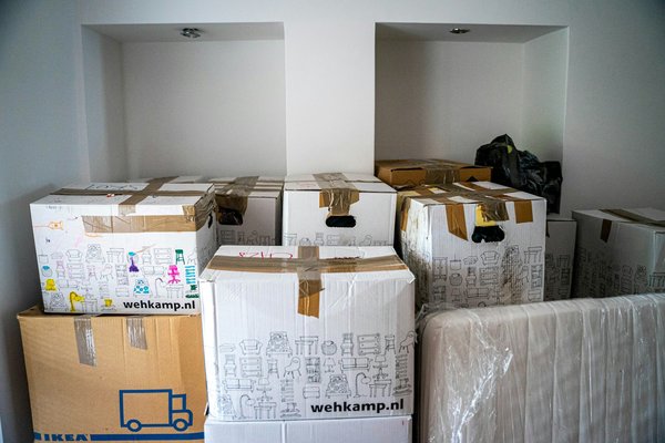 How to coordinate with a UK moving company for a last-minute international relocation?